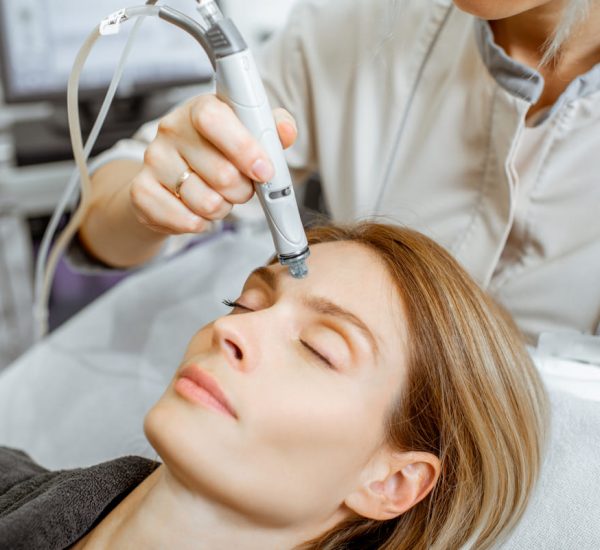 woman-making-vacuum-hydro-peeling-at-the-beauty-sa-2025-03-13-13-40-43-utc